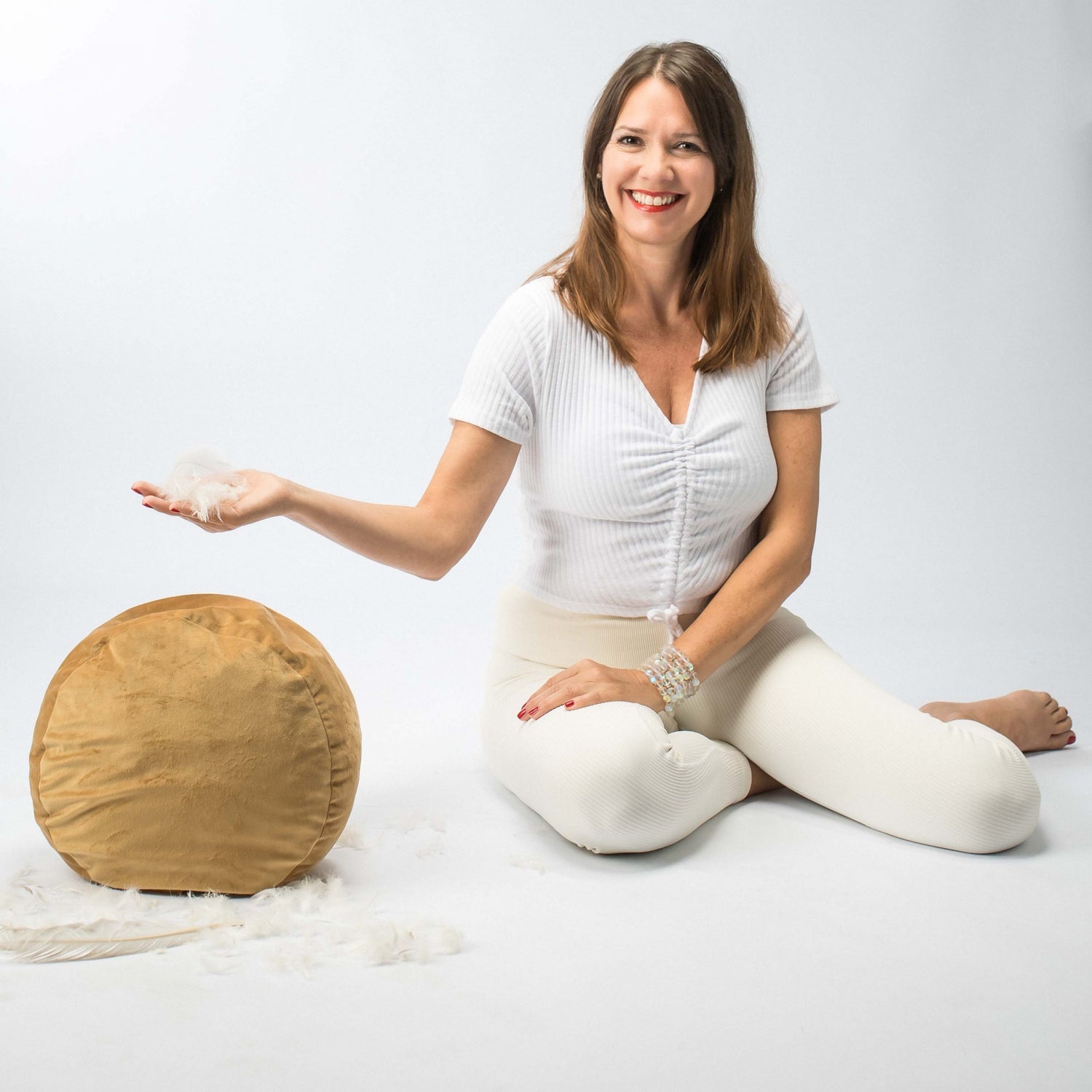 Yogakissen Konani - Goldbraun Samt Produktbild mit Evita glanzvoller