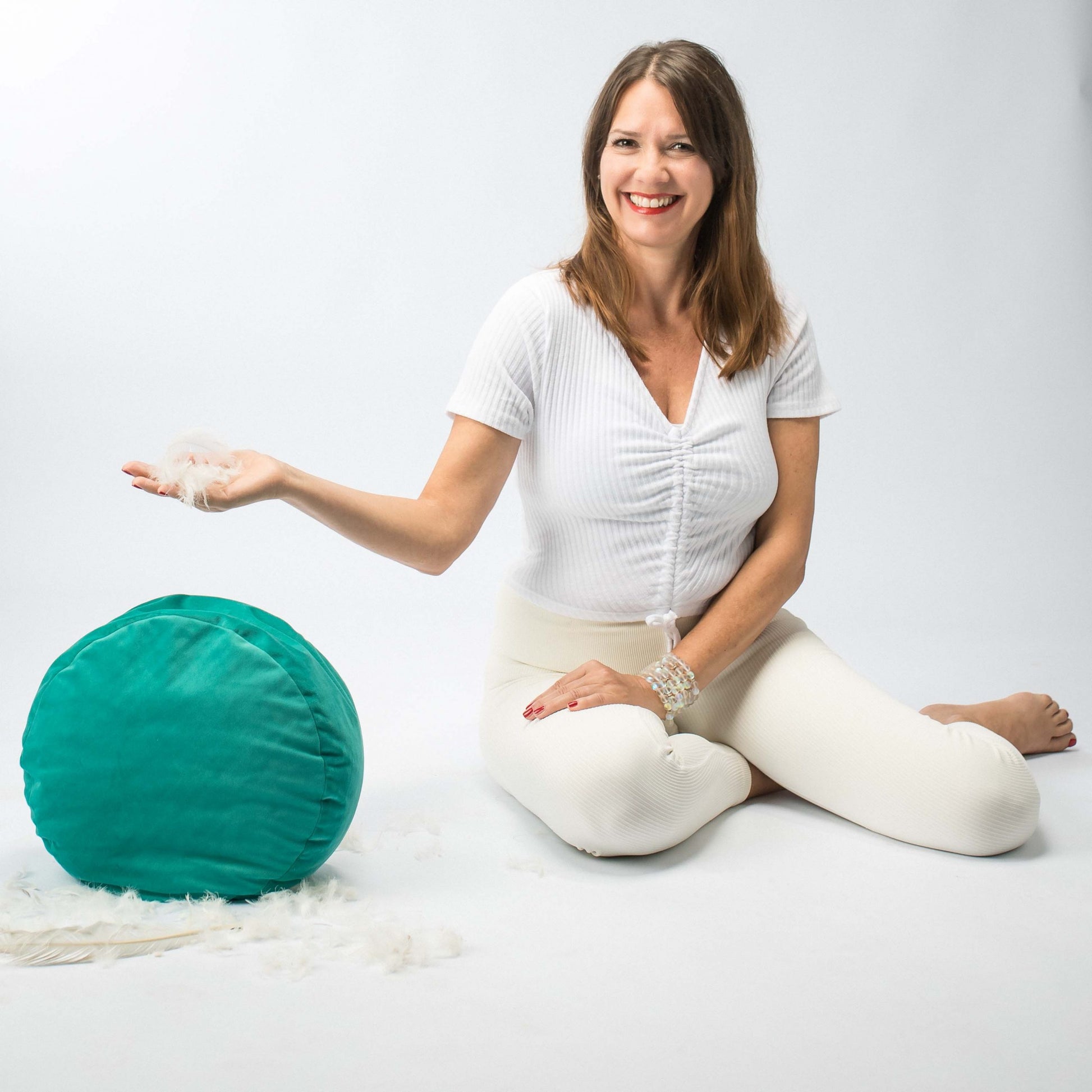 Yogakissen Konani - Türkis Samt Produktansicht mit Evita glanzvoller