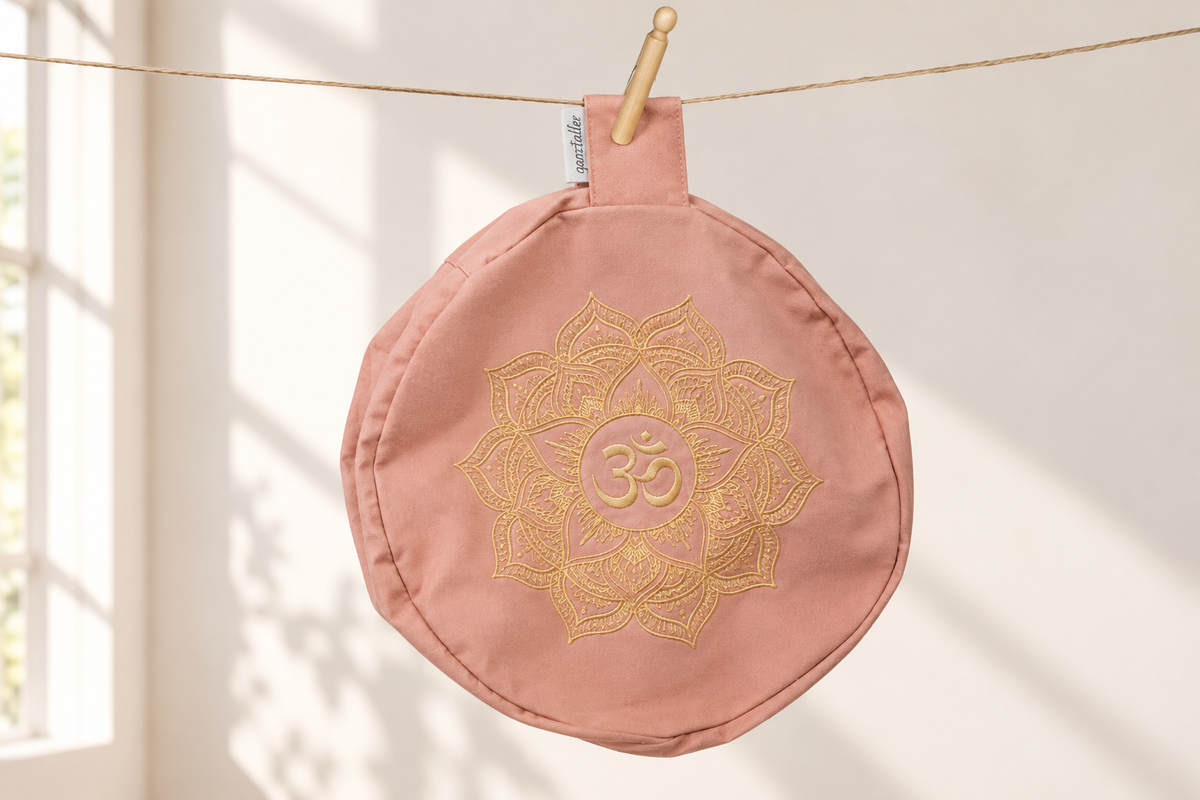 Yogakissenbezug rosa mit Goldstickerei