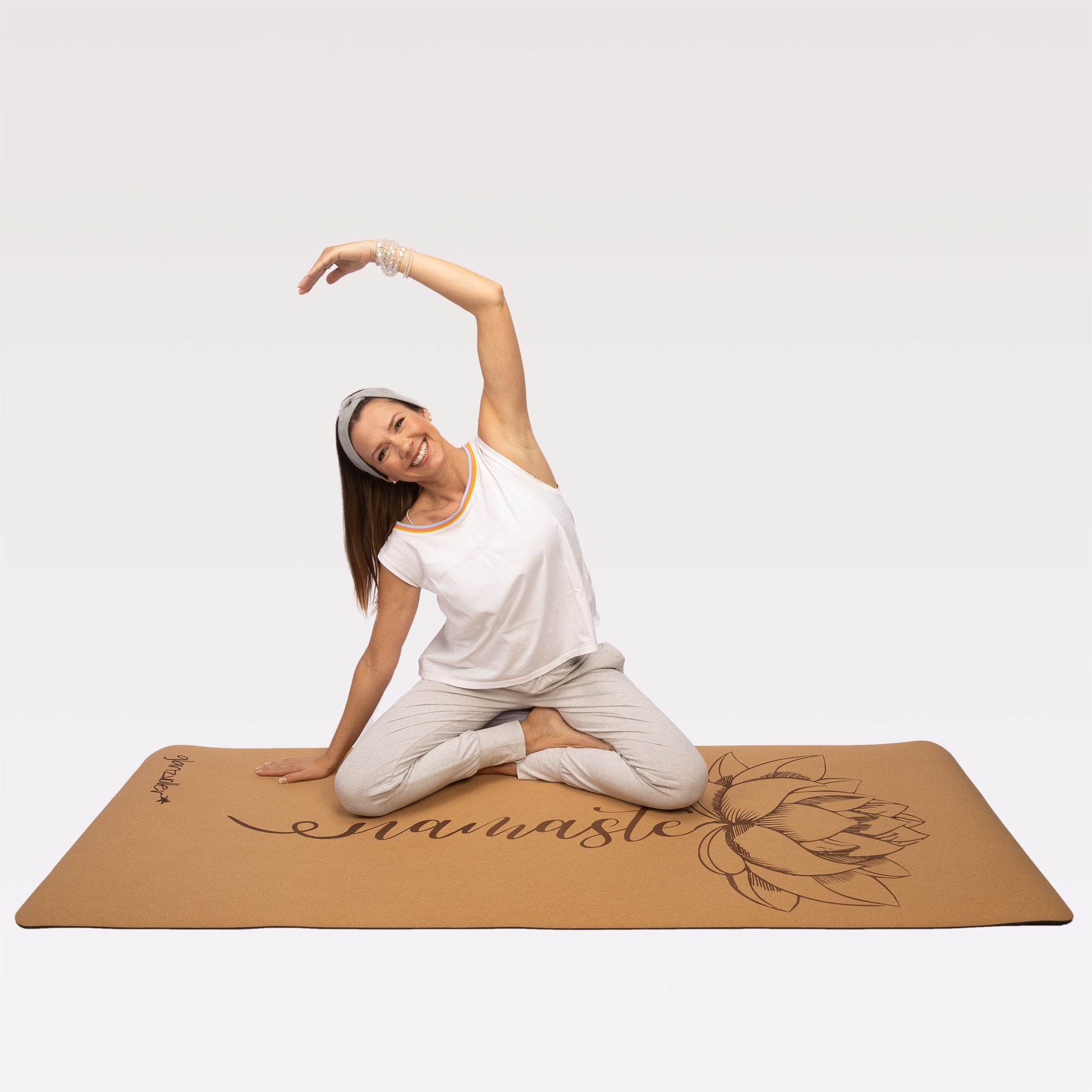 Glanzvoller-Yogamatte kork-318798-namaste mit Evita