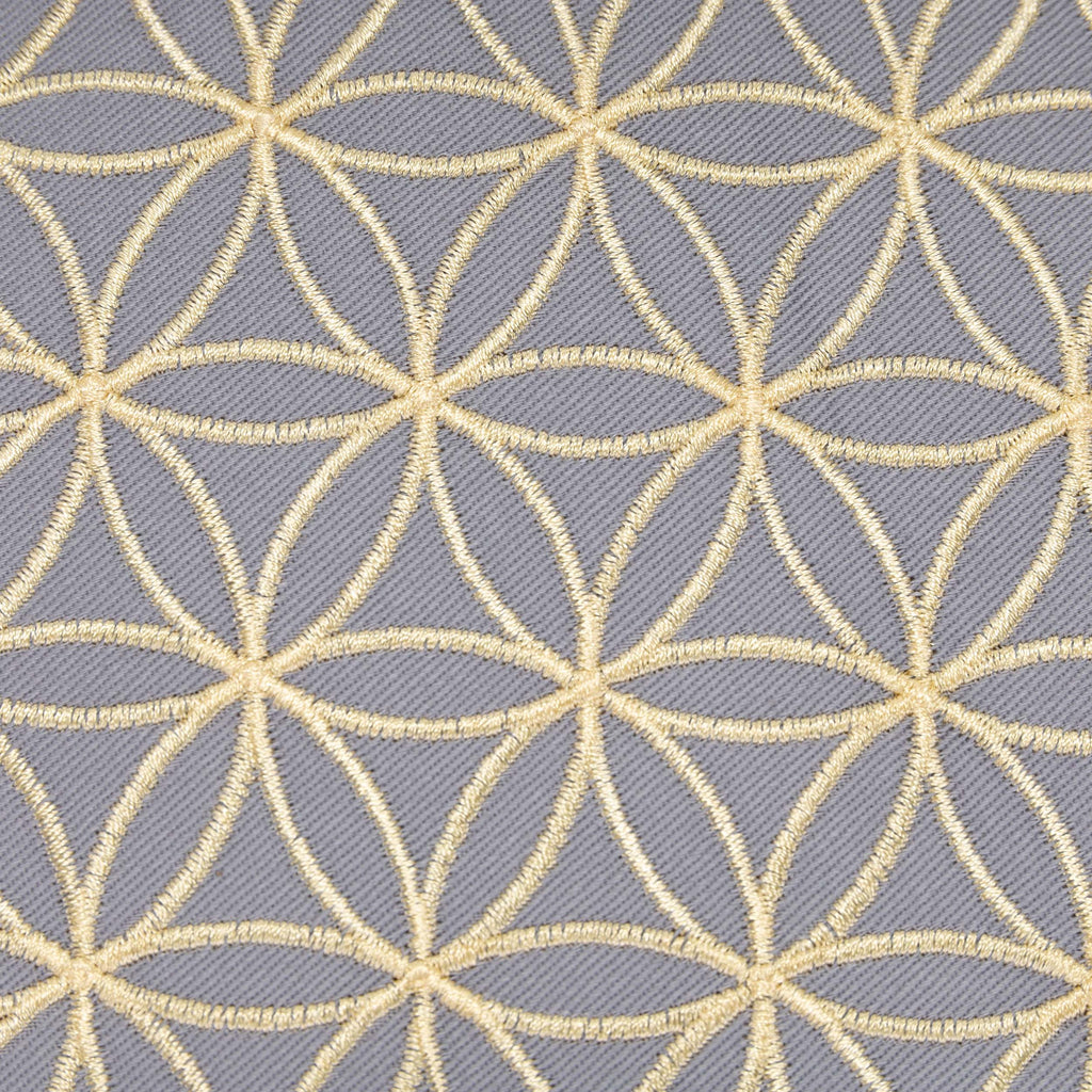 Yogakissen Blume des Lebens – Grau mit Goldstickerei