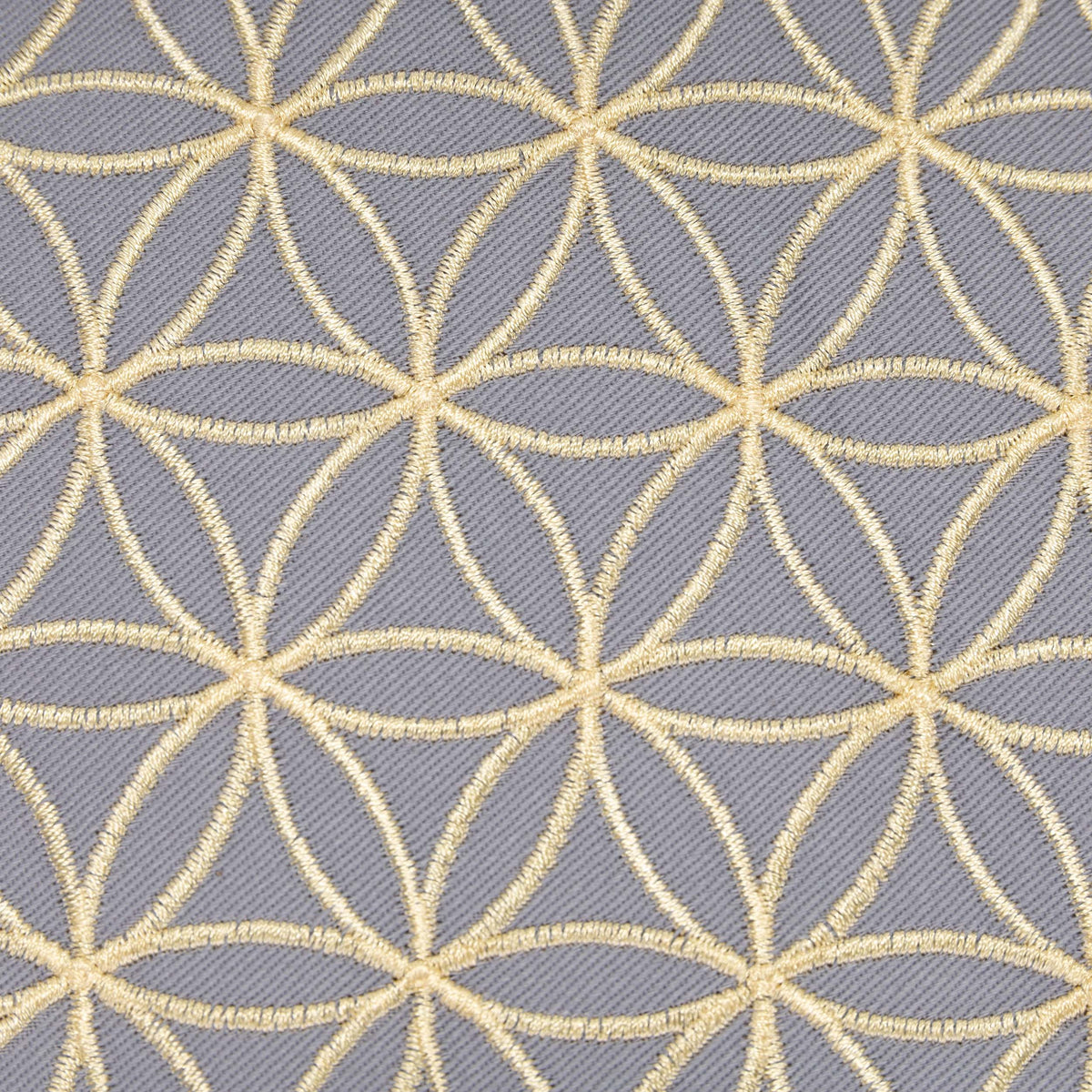 Yogakissen Blume des Lebens – Grau mit Goldstickerei