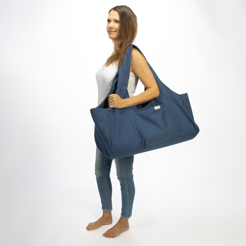 Yogatasche saphirblau mit Frau
