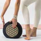 Yogakissen Blume des Lebens – Schwarz mit Goldstickerei